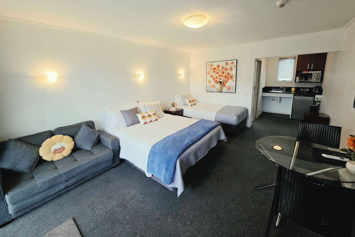 Hochwertige Bettwaren, Minibar, Schreibtisch, Bügeleisen/Bügelbrett