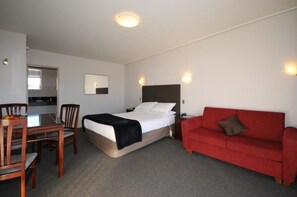 Classic Studio | Minibar, desk, iron/ironing board, free WiFi - City Central Motel Apartments (Christchurch)