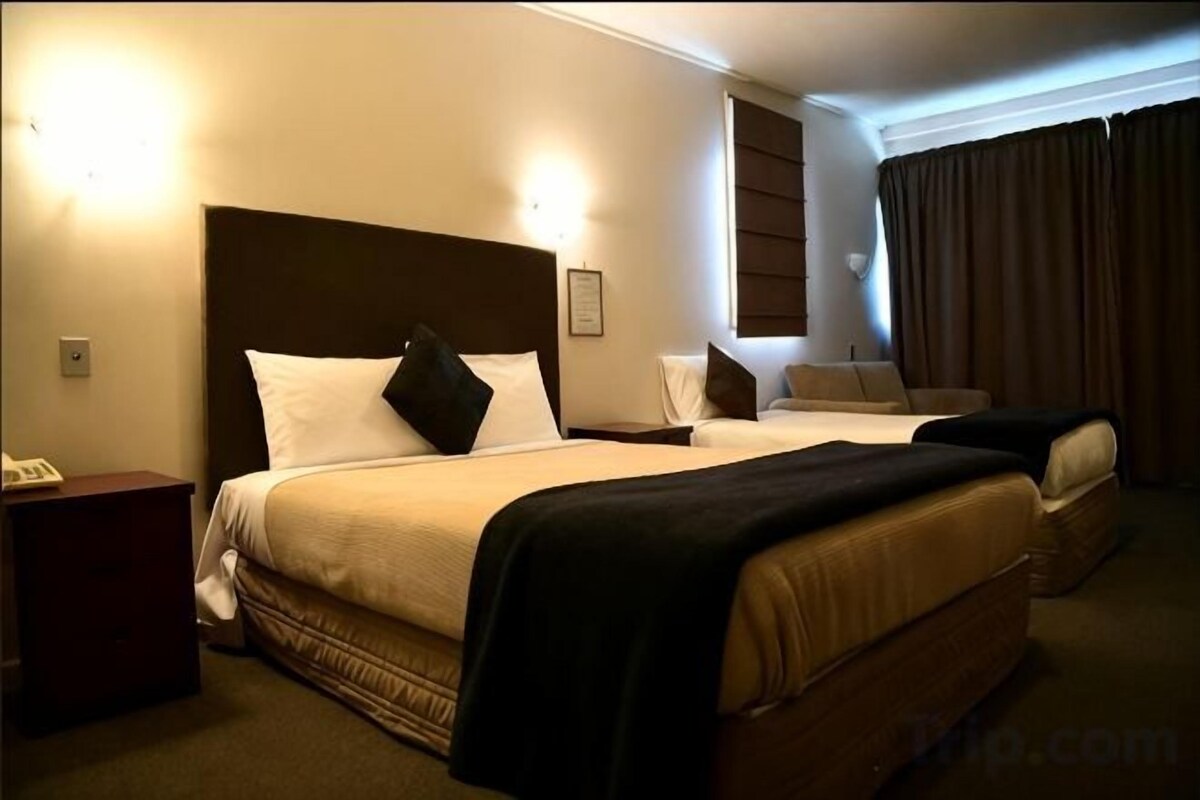 Luxe beddengoed, een minibar, een bureau, een strijkplank/strijkijzer