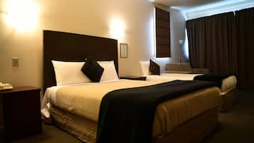 2 habitaciones, minibar, escritorio y tabla de planchar con plancha