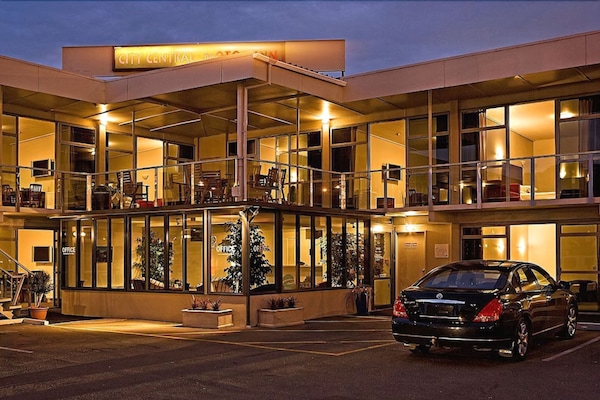 Depan hartanah - siang/malam