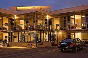 Front of property - evening/night - City Central Motel Apartments (Christchurch)
