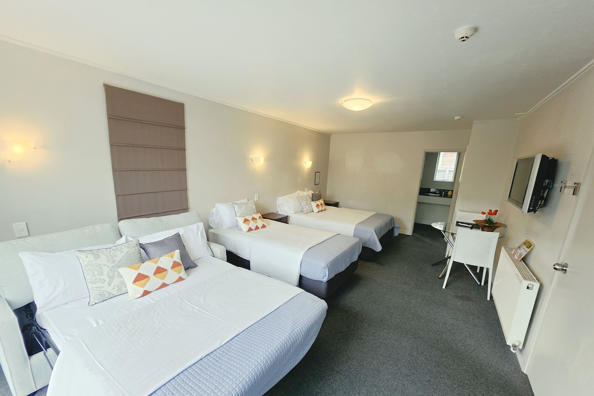 Familienapartment, 1 Schlafzimmer | Hochwertige Bettwaren, Minibar, Schreibtisch, Bügeleisen/Bügelbrett