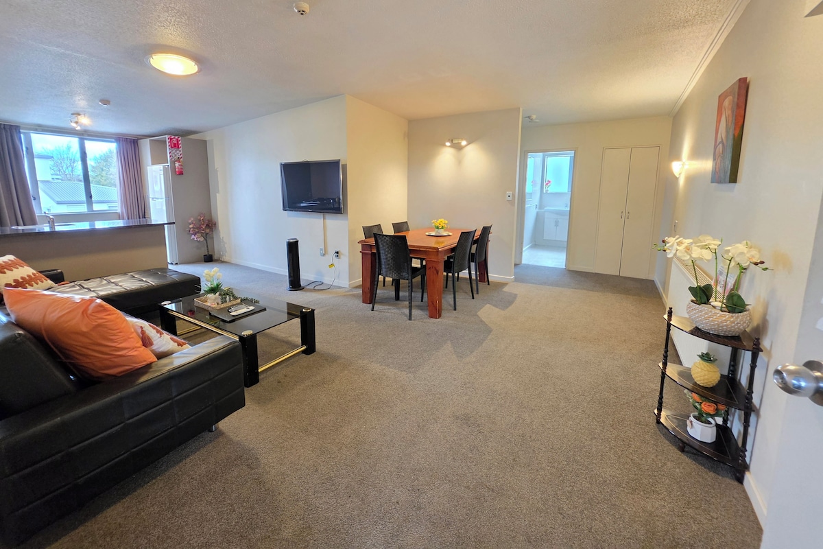 Classic-Apartment, 2 Schlafzimmer | Wohnbereich | 32-Zoll-Flachbildfernseher mit Satellitenempfang, Fernseher