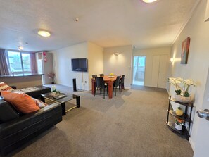 Classic-Apartment, 2 Schlafzimmer | Wohnbereich | 32-Zoll-Flachbildfernseher mit Satellitenempfang, Fernseher