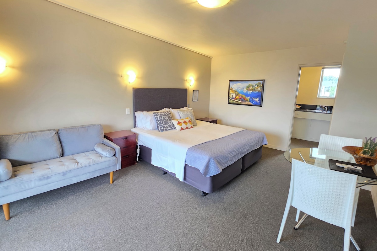 Superior-Studio | Hochwertige Bettwaren, Minibar, Schreibtisch, Bügeleisen/Bügelbrett