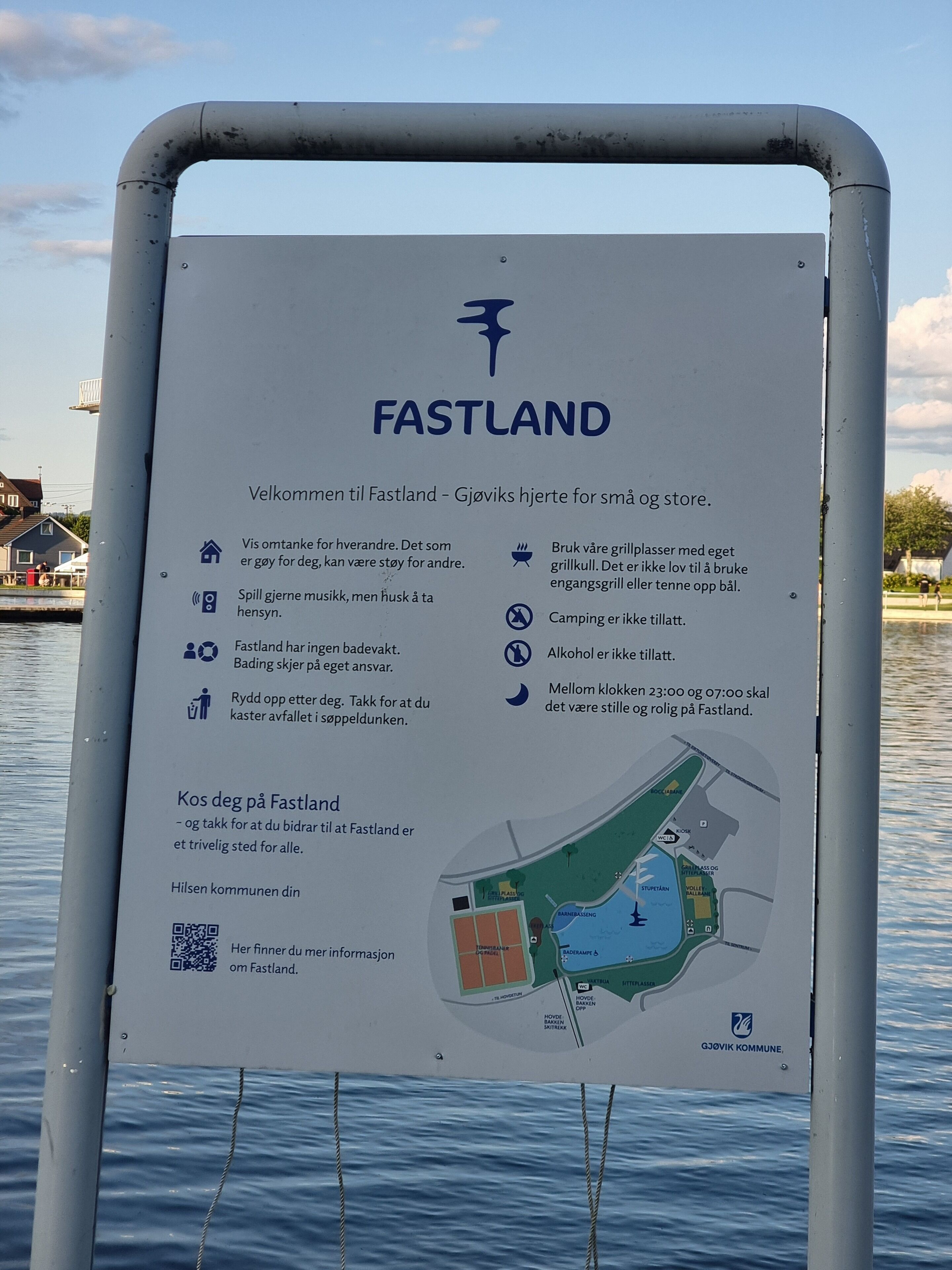 Un cartel con información sobre Fastland, incluyendo normas y un mapa.
