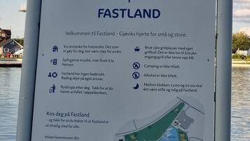 Un cartel con información sobre Fastland, incluyendo normas y un mapa.