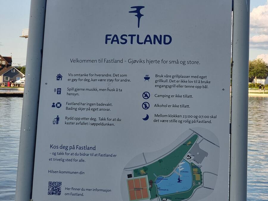 Un cartel con información sobre Fastland, incluyendo normas y un mapa.