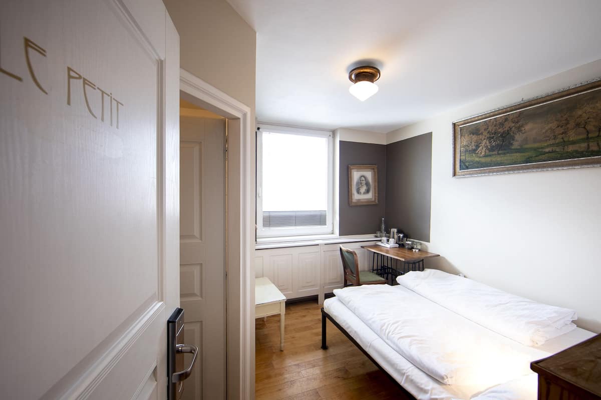 Single Room (Ensuite) | In-room safe, individually furnished, desk, free WiFi