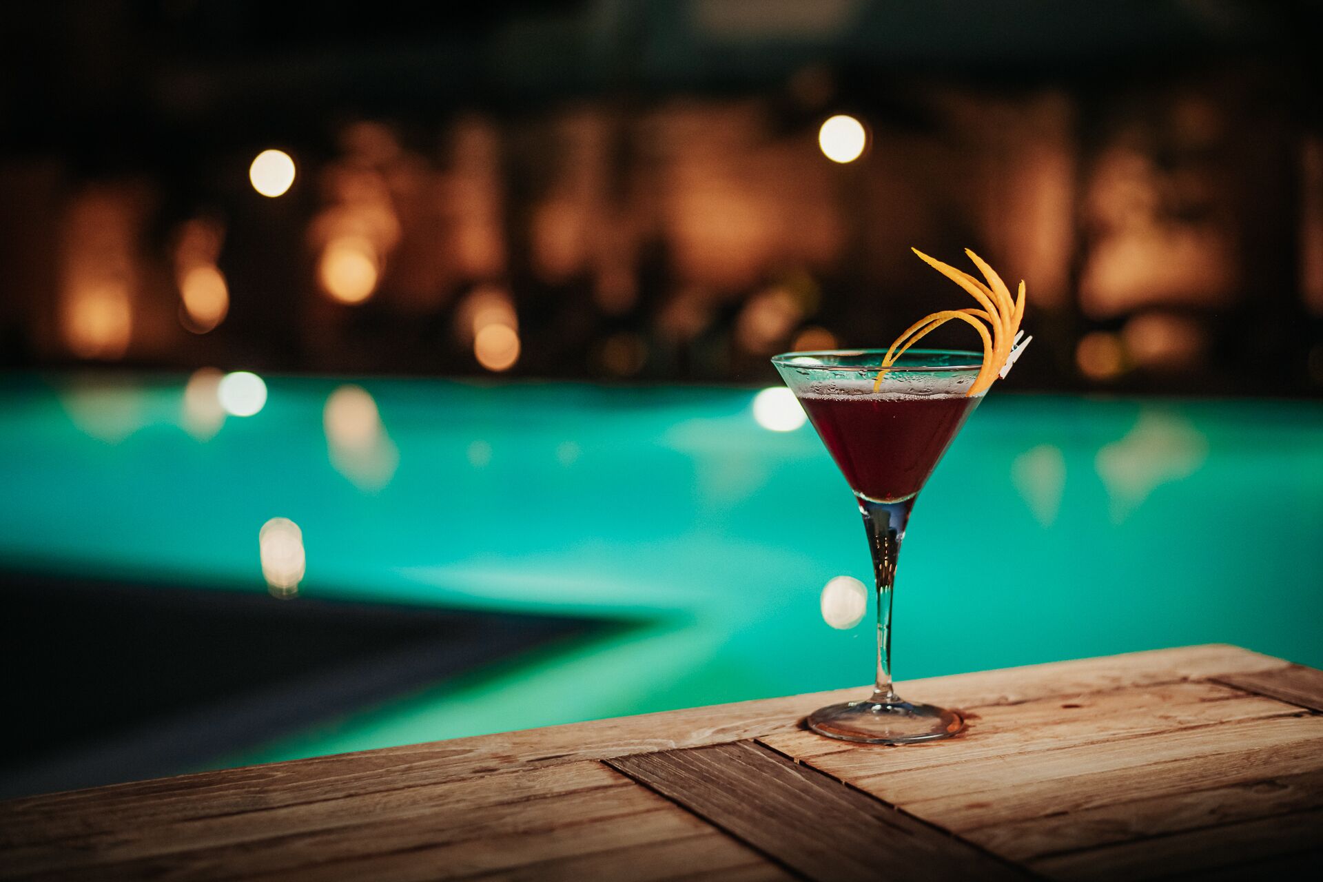 Quầy bar bên hồ bơi