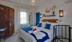 家庭四人房 | 办公桌、免费 WiFi、床单