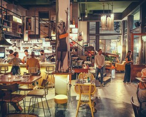 2 restaurants; breakfast, lunch, and dinner served - Sachas Hotel Uno Asoke Sukhumvit Bangkok (Bangkok)