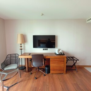 Premier Room | Television - Sacha's Hotel Uno (Bangkok)