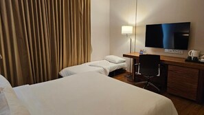 Premier King Plus | Egyptian cotton sheets, premium bedding, down comforters - Sachas Hotel Uno Asoke Sukhumvit Bangkok (Bangkok)
