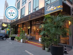 A hotel with a modern facade, outdoor seating area, and potted plants. - Sachas Hotel Uno Asoke Sukhumvit Bangkok (Bangkok)