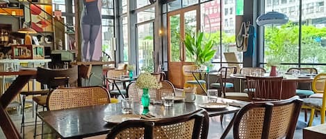 2 restaurants servant le petit déjeuner, le déjeuner et le dîner