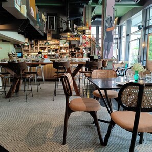 2 restaurants; breakfast, lunch and dinner served  - Sachas Hotel Uno Asoke Sukhumvit Bangkok (Bangkok)