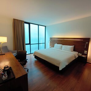 Habitación Premier | Ropa de cama de alta calidad, edredón y minibar