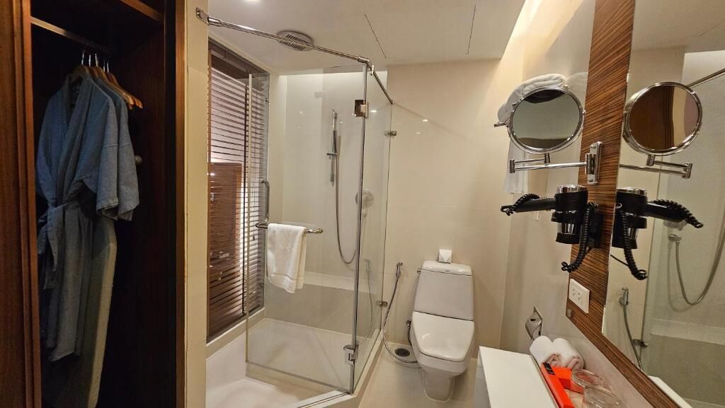 Premier City King | Bathroom | Shower, rainfall showerhead, free toiletries, hair dryer