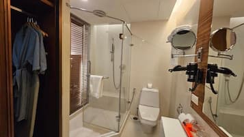 Premier City King | Bathroom | Shower, rainfall showerhead, free toiletries, hair dryer