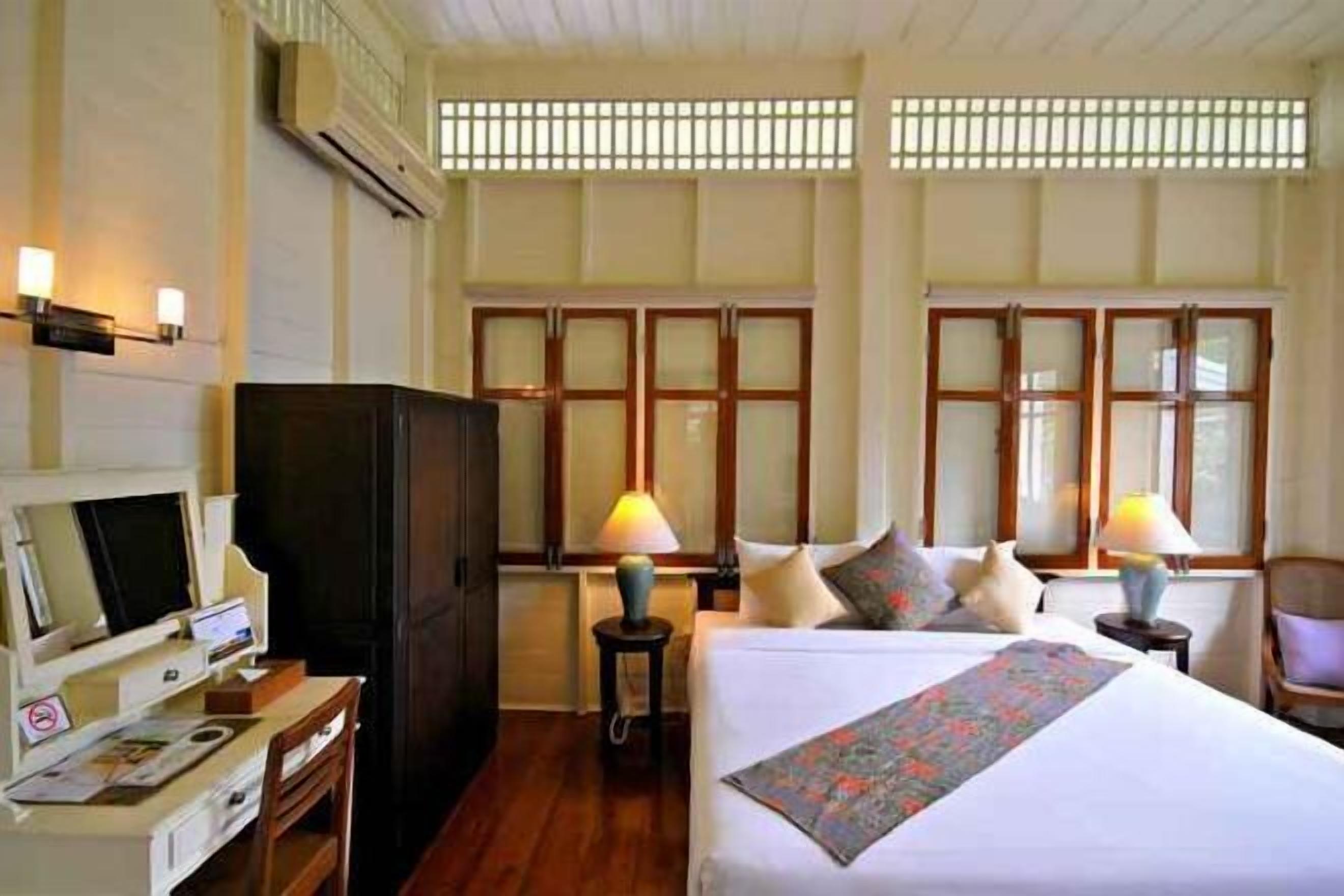 Bộ đồ giường kháng dị ứng, minibar, két bảo mật tại phòng 