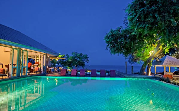 Hồ bơi ngoài trời