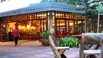 Déjeuner et dîner servis sur place, vue sur la plage 