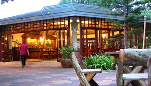 Déjeuner et dîner servis sur place, vue sur la plage 