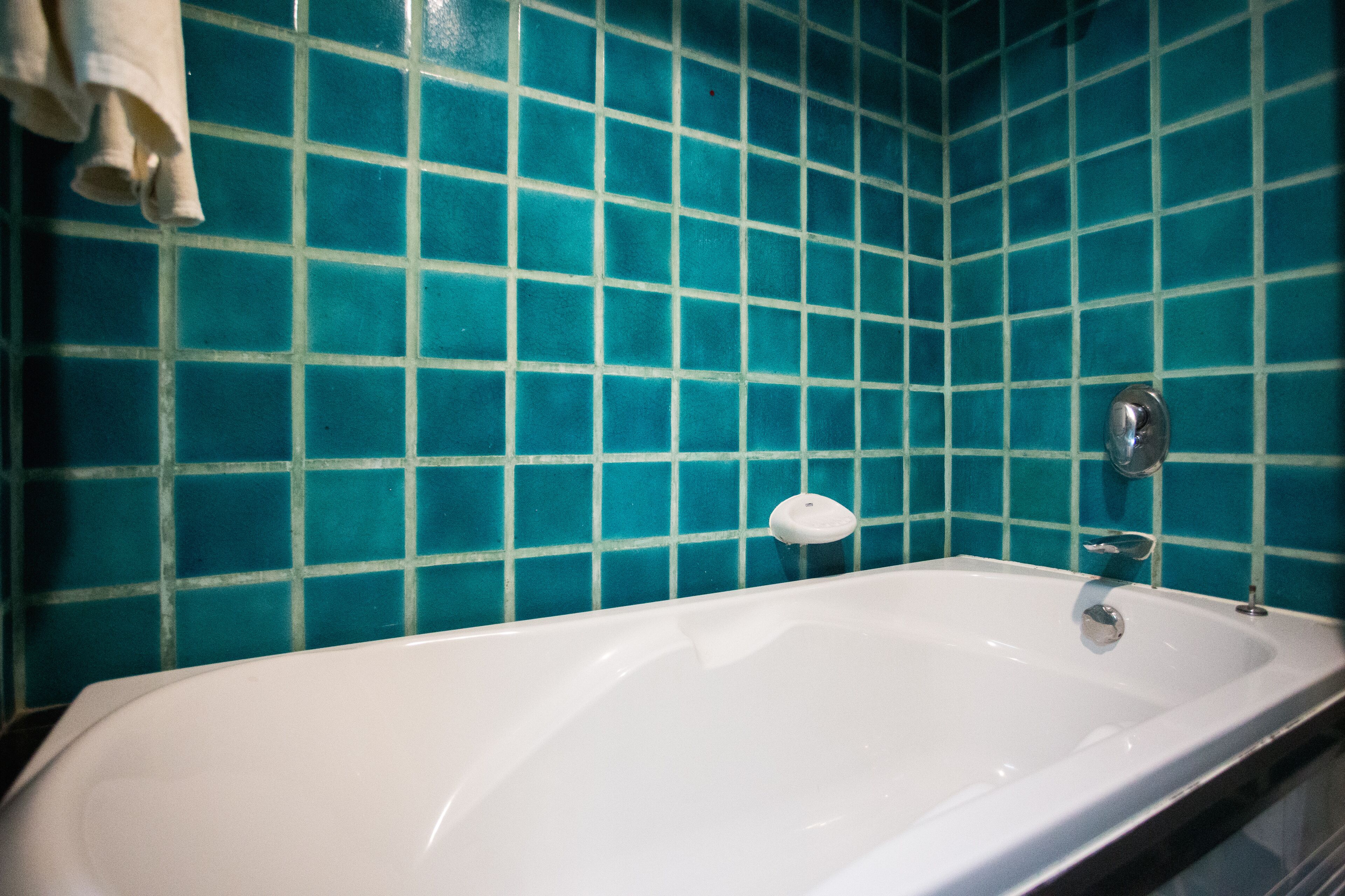 deluxe room | bathroom | combined shower/bathtub, rainfall showerhead, free toiletries
