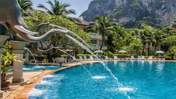 Utomhuspool, parasoller och solstolar