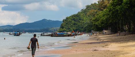 Une plage avec des bateaux et des gens.