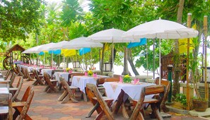 Mittagessen und Abendessen, Blick auf den Strand 