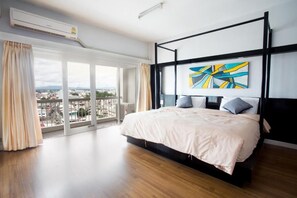 办公桌、免费 WiFi、床单