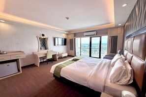 Luxury Double Room | Desk, iron/ironing board, free WiFi, bed sheets - Pailyn Hotel Phitsanulok (Phitsanulok)