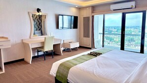 A hotel room with a bed, desk, chair, and a TV. - Pailyn Hotel Phitsanulok (Phitsanulok)