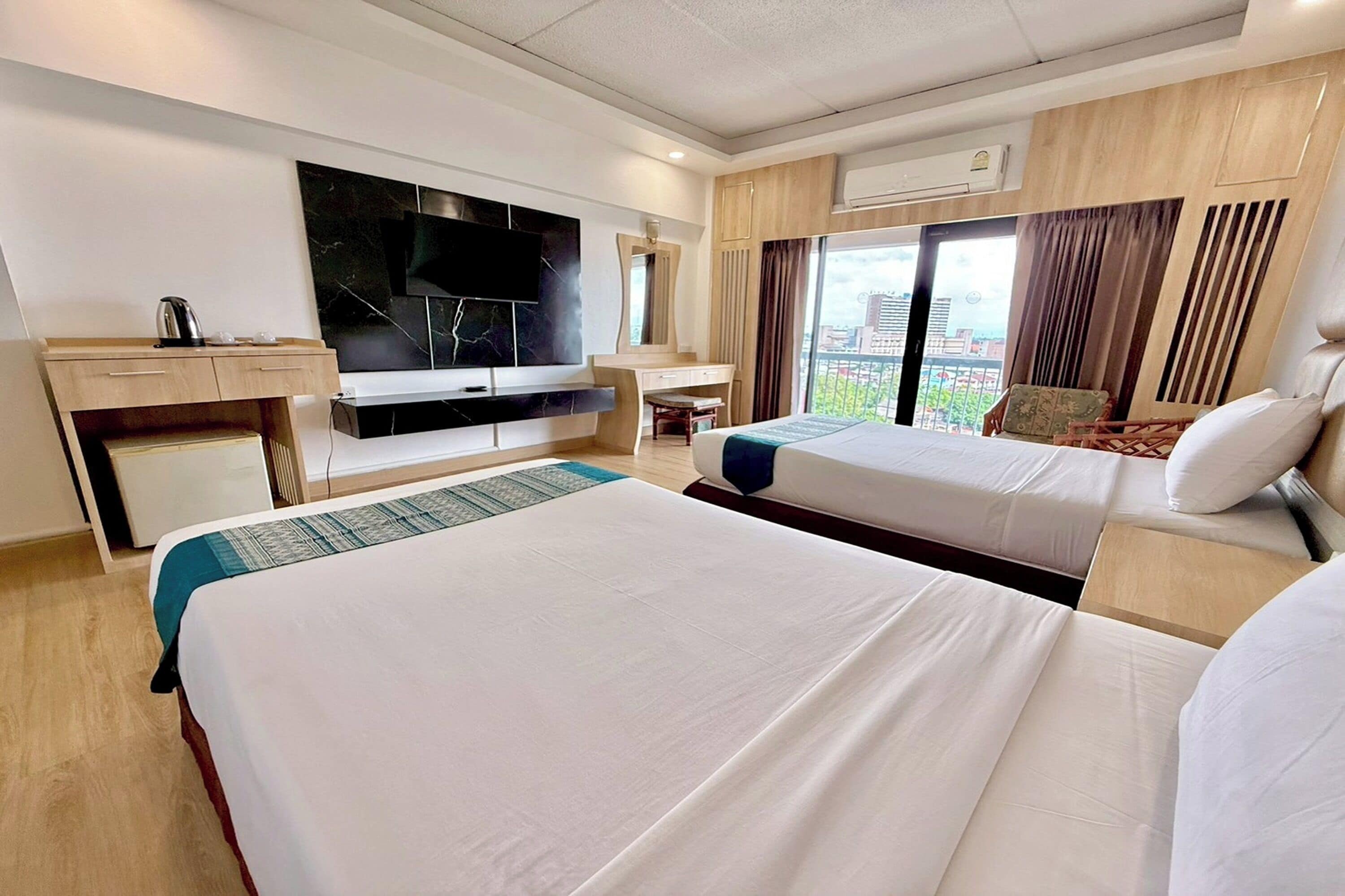 Escritorio, tabla de planchar con plancha, wifi gratis y ropa de cama 