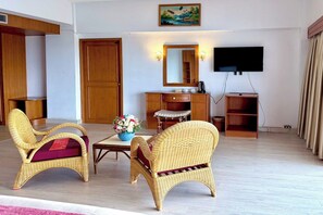 Suíte júnior | Escrivaninha, ferros/tábuas de passar roupa, Wi-Fi de cortesia