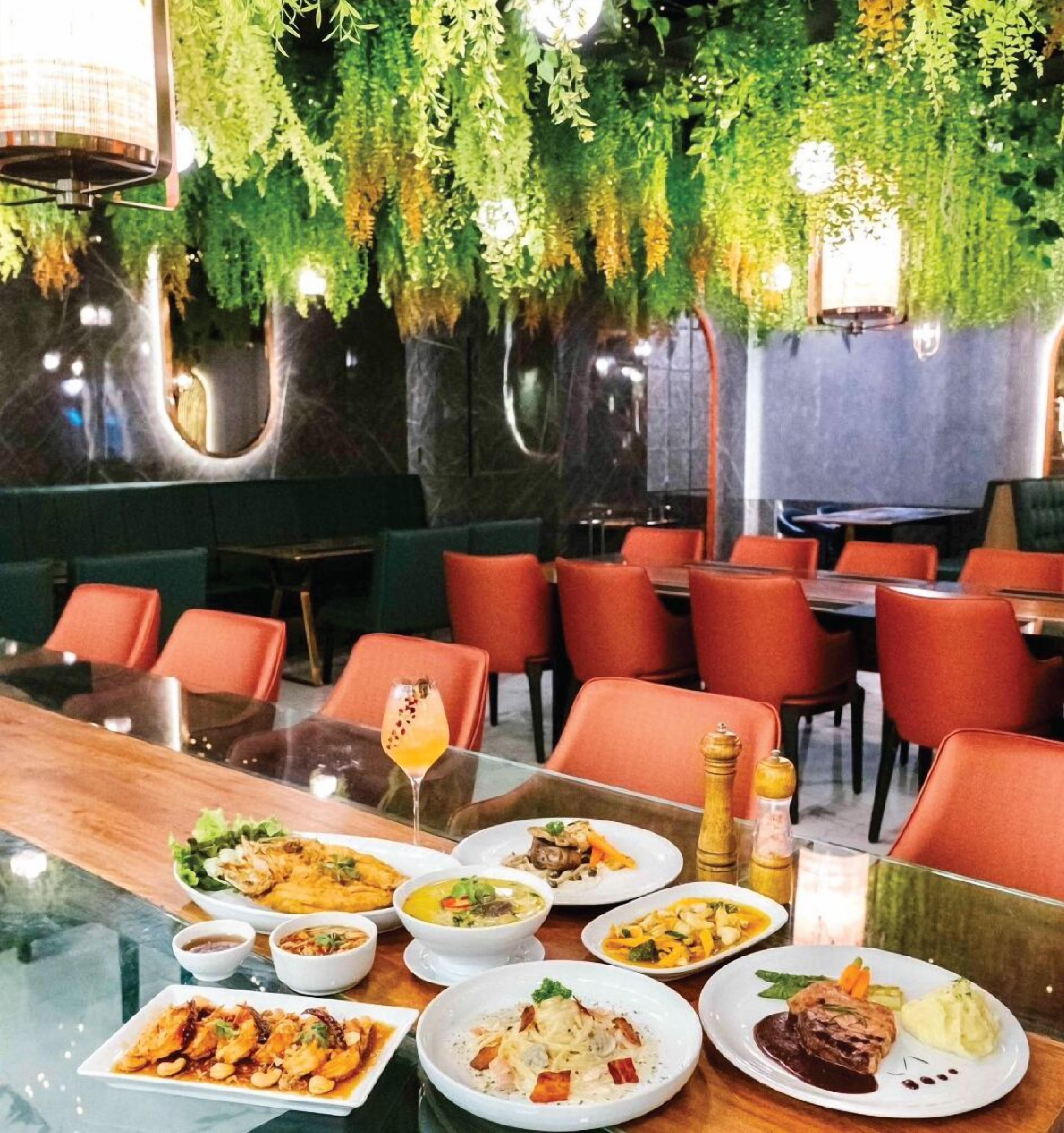 4 restaurantes; se sirve desayuno, almuerzo y cena; cocina china