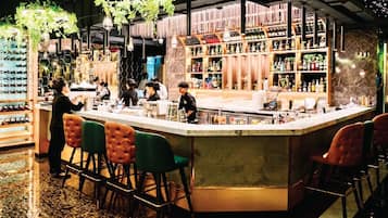 4 restaurants servant le petit déjeuner, le déjeuner et le dßner