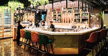 4 restaurants; breakfast, lunch, and dinner served