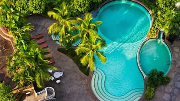 Piscine extérieure, chaises longues