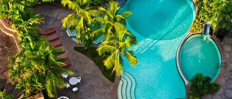 Utomhuspool med öppettider 07.00 till 18.30, och solstolar