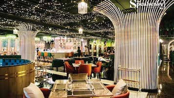 4 間餐廳;供應早餐、午餐、晚餐;中國菜