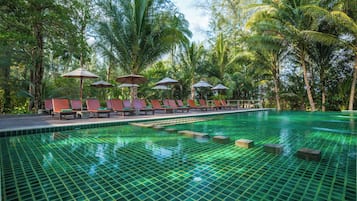 Kolam renang outdoor, dengan kursi berjemur