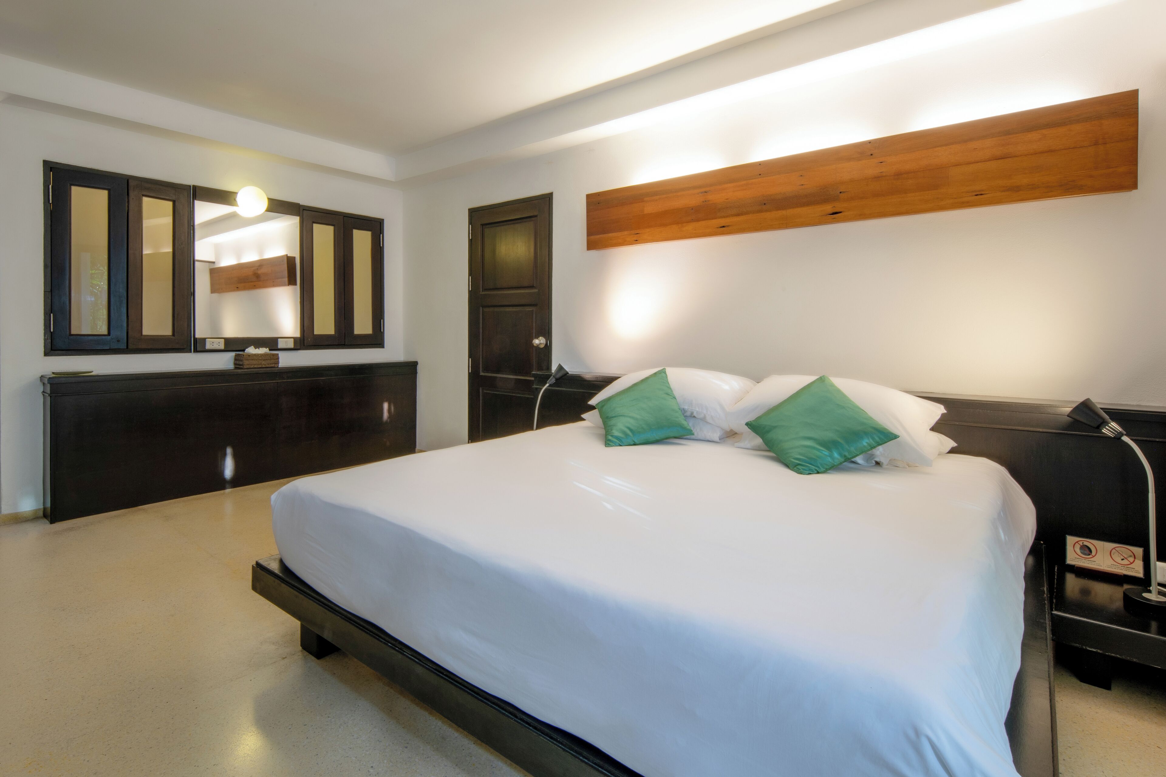 standard room | minibar, in-room safe, desk, rollaway beds