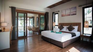 Suite with SPA Bath | Coffres-forts dans les chambres, bureau, rideaux occultants
