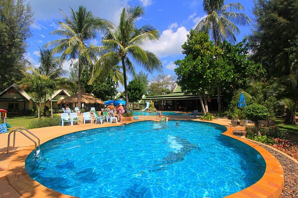 Piscine extérieure, chaises longues