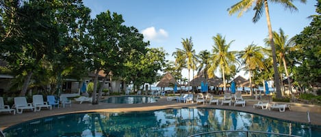 Una piscina al aire libre, tumbonas