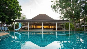 A swimming pool with a covered area and a slide. - Southern Lanta Resort (Ko Lanta)